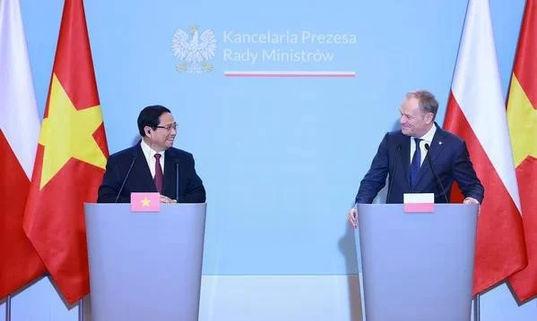 Le Premier ministre vietnamien Pham Minh Chinh (à gauche) et son homologue polonais Donald Tusk annoncent les résultats de leurs entretiens à la presse, à Varsovie, en Pologne, le 16 janvier. Photo: VNA