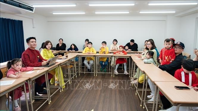Participants au programme «Préserver la culture vietnamienne – Préserver la langue vietnamienne au Japon» de la communauté vietnamienne de la région de Kyushu, en l’honneur de la Journée internationale des femmes le 8 mars. Photo : VNA