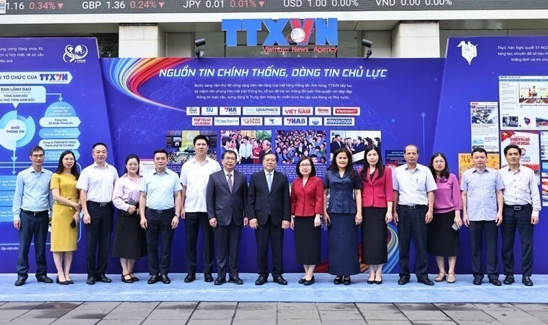 Le vice-président de la Commission de la sensibilisation, de l’éducation et de la mobilisation des masses du Comité central du Parti, Lai Xuân Môn, pose pour une photo souvenir avec des responsables de la VNA. Photo : VNA