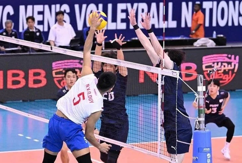 L'équipe nationale masculine de volley-ball du Vietnam s'est qualifiée pour les quarts de finale de la Coupe des Nations AVC malgré sa défaite face à la République de Corée lors du dernier match de la phase de groupes. Photo : AVC