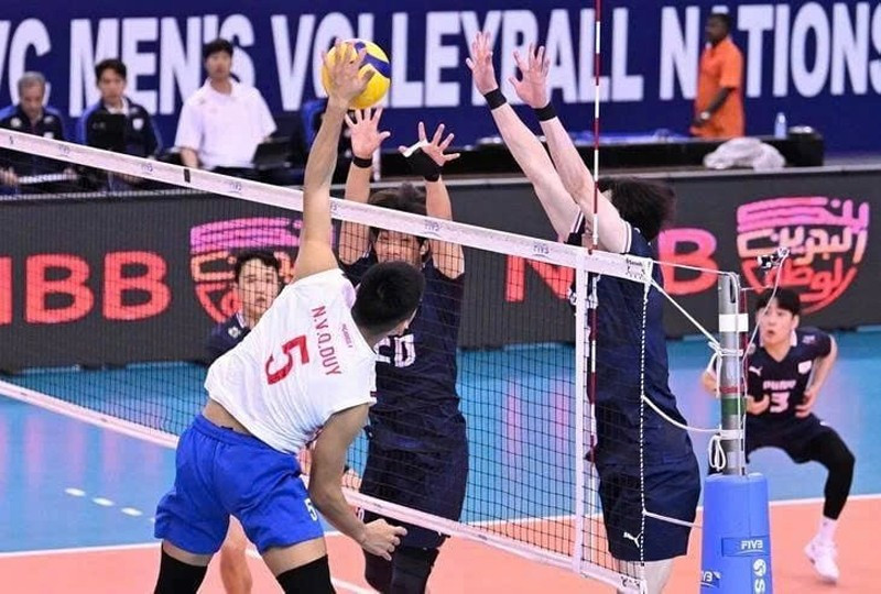 L'équipe nationale masculine de volley-ball du Vietnam s'est qualifiée pour les quarts de finale de la Coupe des Nations AVC malgré sa défaite face à la République de Corée lors du dernier match de la phase de groupes. Photo : AVC