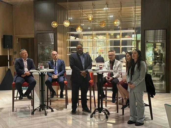 Le président de l’IBF, Daryl Peoples (au centre), annonce la tenue du 41e congrès annuel de la fédération au Grand Ho Tram à la fin mai 2026. Photo : nld.com.vn