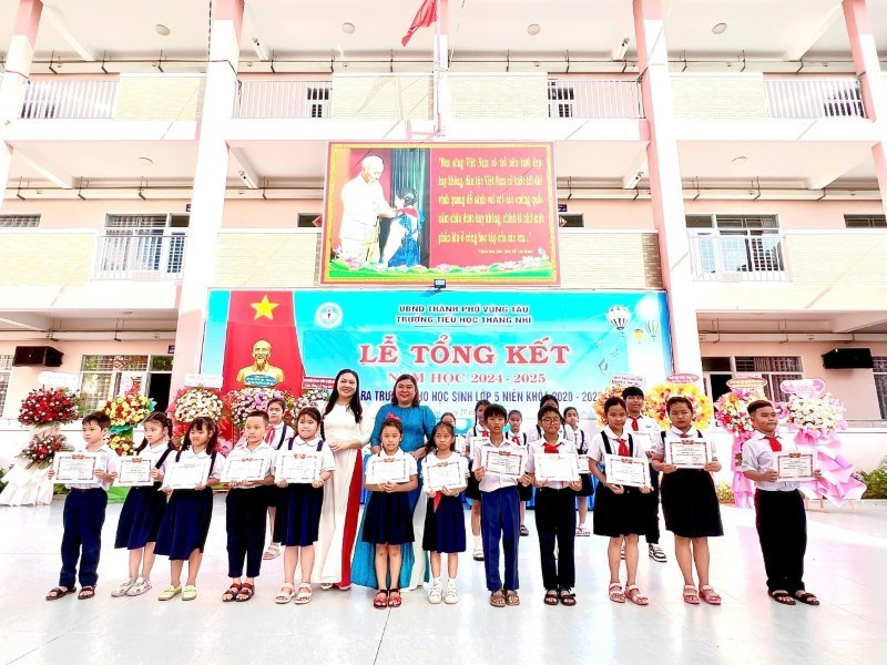 La petite CiCi (deuxième à partir de la gauche) a brillamment obtenu le titre d’élève excellente en classe de première année au Vietnam. Photo: fournie par la personne concernée
