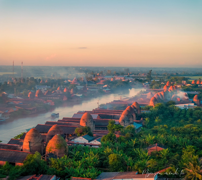 Le village de briques de Mang Thit, dans la province de Vinh Long, existe depuis près d’un siècle. De loin, d'anciennes tours se dressent silencieusement au bord de la rivière Cô Chiên. Photo : vietnambeauty.com.vn