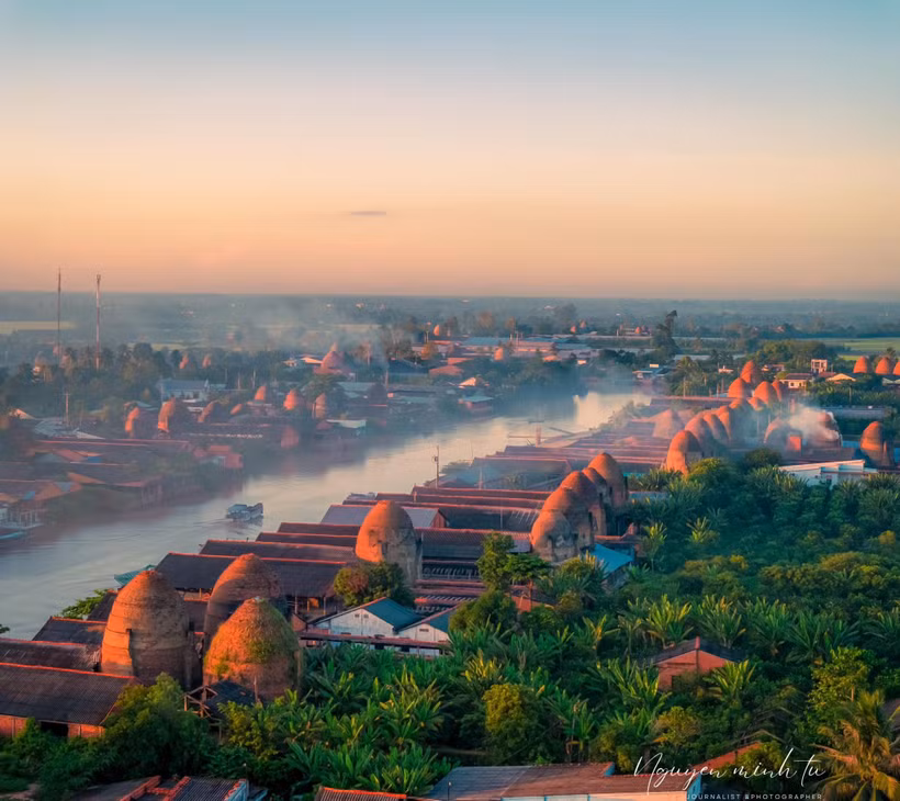 Le village de briques de Mang Thit, dans la province de Vinh Long, existe depuis près d’un siècle. De loin, d'anciennes tours se dressent silencieusement au bord de la rivière Cô Chiên. Photo : vietnambeauty.com.vn