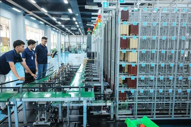 Le Centre d'innovation pour l’industrie 4.0, de l’Eastern International University, à Binh Duong contribue à la formation de ressources humaines de haute qualité et à l'application de technologies modernes, favorisant ainsi le processus de transformation numérique des entreprises locales. Photo: VNA
