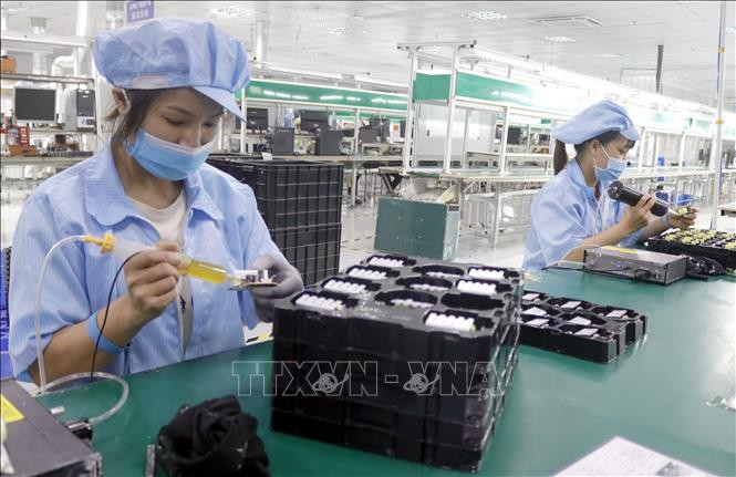 Selon l’Office général des statistiques du ministère des Finances, au début de 2025, le stock des IDE enregistrés au Vietnam a dépassé les 7 milliards de dollars, soit une augmentation impressionnante de 35,5% en glissement annuel. Photo: VNA