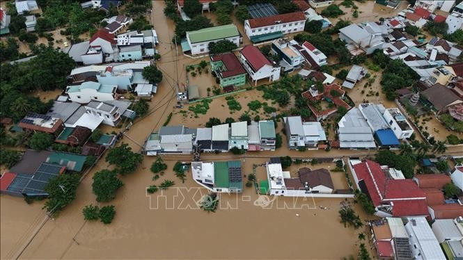 De graves inondations dans la province de Khanh Hoa ont submergé de nombreuses maisons. Photo: VNA