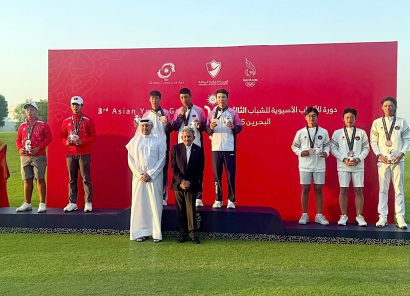 Des golfeurs vietnamiens (à gauche) remportent deux médailles d'argent aux Jeux asiatiques de la jeunesse de 2025 à Bahreïn. Photo : tdtt.gov.vn