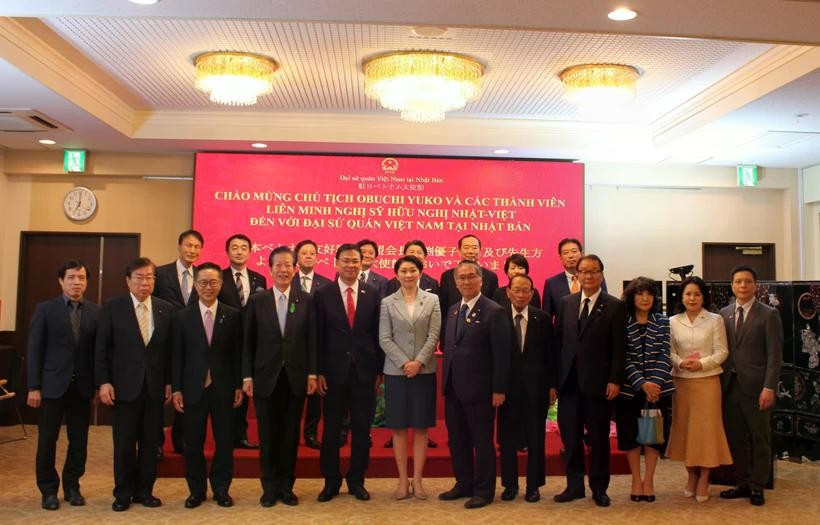 Des représentants de l’ambassade du Vietnam au Japon et une délégation de l’Alliance parlementaire d’amitié Japon-Vietnam posent pour une photo de groupe. Photo : VNA