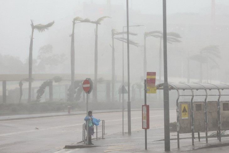 Une femme lutte contre les vents du typhon Ragasa à Hong Kong, 24 septembre. Photo: Reuters