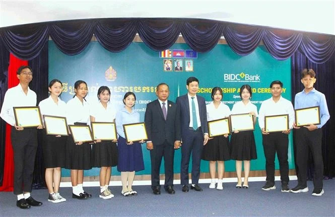 La Banque d’investissement et de développement du Cambodge (BIDC), filiale de la banque vietnamienne BIDV, accorde 25 bourses à des étudiants cambodgiens exceptionnels en difficultés financières. Photo: VNA