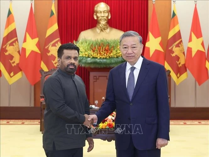 Le secrétaire général du Parti communiste du Vietnam (PCV), Tô Lâm (à droite) serre la main du président sri-lankais Anura Kumara Dissanayaka, à Hanoi, le 4 mai. Photo: VNA