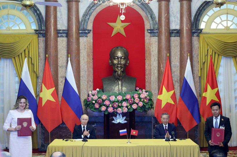 Le président de l’époque, Tô Lâm (assis, à droite) et le président russe Vladimir Poutine supervisent l'échange de documents signés entre les deux pays à l’issue de leur entretien, à Hanoi, le 20 juin 2024. Photo : VNA