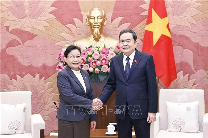 Le président de l’Assemblée nationale du Vietnam, Trân Thanh Mân (à droite) serre la main de la présidente de la Cour suprême populaire du Laos, Viengthong Siphandon, à Hanoi, le 29 octobre. Photo : VNA