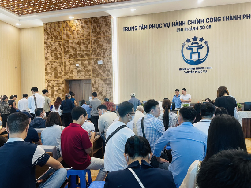 Les gens viennent effectuer des procédures administratives à la succursale n°08 - Point de services administratifs publics de la commune de Dông Anh, n° 66-68 rue Cao Lô, commune de Dông Anh, ville de Hanoi. Photo : VNA