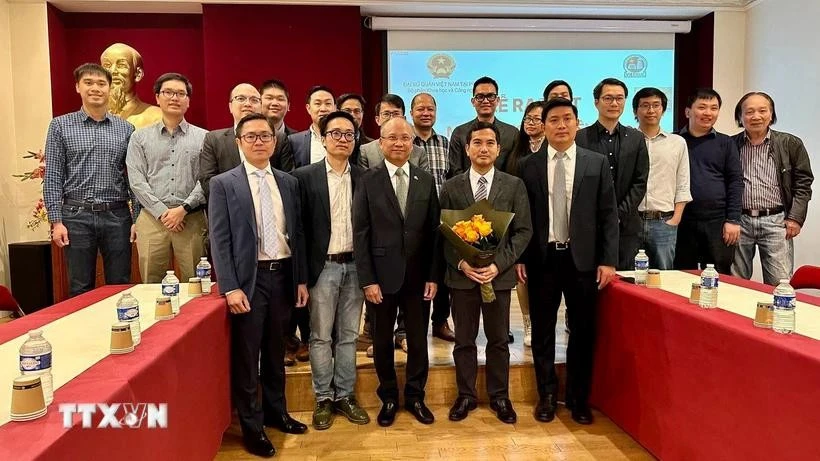 L’ambassadeur du Vietnam en France Dinh Toàn Thang (1er rang, centre) pose avec les membres de VietNuc. Photo: VNA