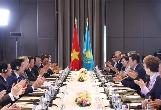 Entrevue entre le secrétaire général du Parti communiste du Vietnam, Tô Lâm et le président du Mazhilis, Yerlan Koshanov, à Astana, le 6 mai 2025. Photo: VNA