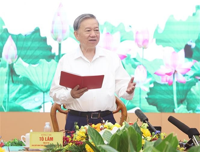 Le secrétaire général Tô Lâm s’exprime lors de sa réunion avec la Commission de la sensibilisation, de l’éducation et de la mobilisation des masses du Comité central du Parti communiste du Vietnam, à Hanoi, le 11 juin. Photo : VNA