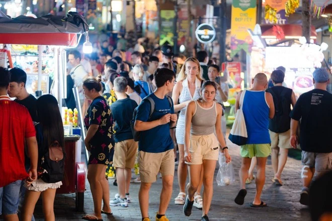 Les touristes accourent toujours à Phu Quôc. Photo: VNA