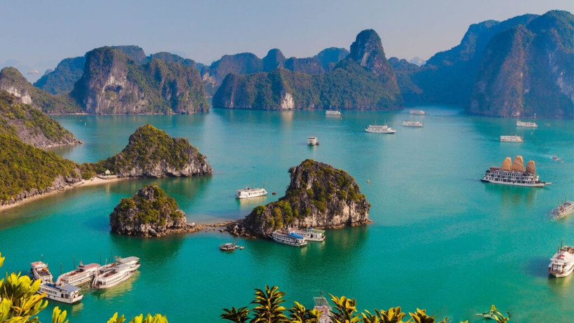 La baie de Ha Long est célèbre pour ses milliers de montagnes karstiques calcaires qui parsèment les eaux vertes et tranquilles. Photo : VNA