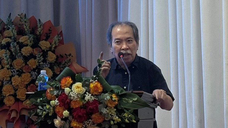 Le président de l’Association des écrivains vietnamiens, Nguyên Quang Thiêu prononce le discours d’ouverture du symposium. 