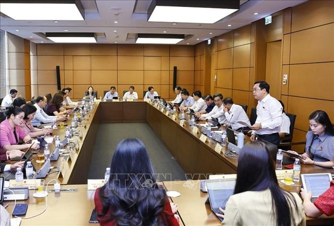 Les députés de Cao Bang, Tuyên Quang et Dà Nang lors du débat en groupe, le 22 octobre. Photo: VNA