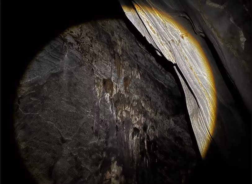 Formations de stalactites à l'intérieur de la grotte. Photo : Comité de gestion de la forêt à usage spécial de Nam Quang Tri