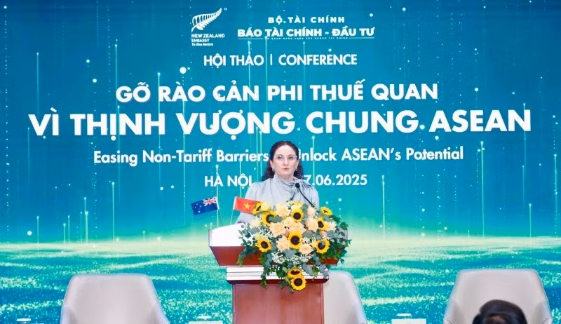 Caroline Beresford, ambassadrice de Nouvelle-Zélande au Vietnam, prenant la parole lors du séminaire. Photo : Dautu