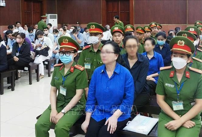 Truong My Lan (au premier plan, au centre) et ses complices lors de leur procès en appel, le 25 mars 2025. Photo : VNA