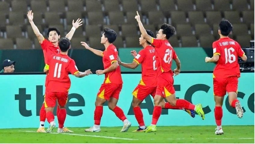 L'attaquant vietnamien Dinh Bac célèbre son but. Le Vietnam vise un moment historique face à une Chine tenace lors d'une demi-finale de Coupe d'Asie U23 à enjeux élevés, où styles, confiance et discipline contrastés s'affrontent sous les projecteurs saoudiens.