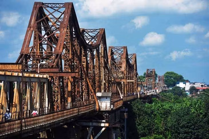 Le pont Long Biên vieux de 120 ans. Photo: VietnamPlus