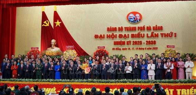 Le Comité du Parti de la ville de Dà Nang pour le mandat 2025-2030 fait ses débuts lors du premier Congrès du Parti de la ville. Photo : VNA