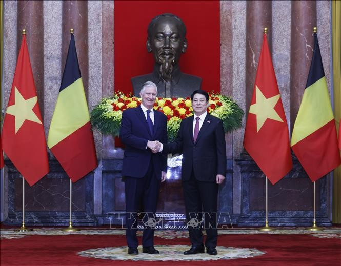 Le président Luong Cuong (à droite) et le roi Philippe de Belgique se serrent la main, à Hanoi, le 1er avril. Photo: VNA