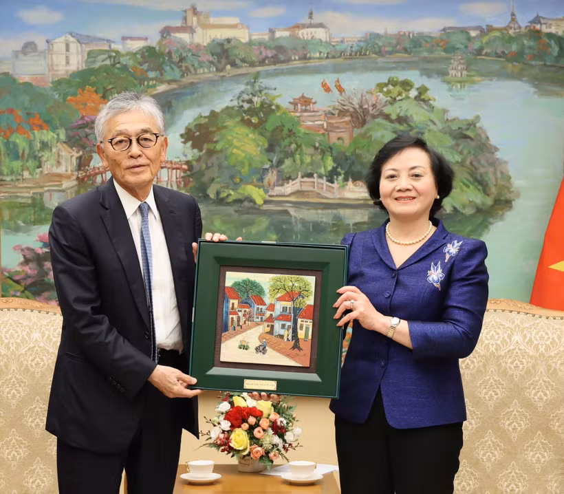 La vice-Première ministre Pham Thi Thanh Trà présente un souvenir au PDG du groupe japonais Erex, Honna Hitoshi. Photo : VGP