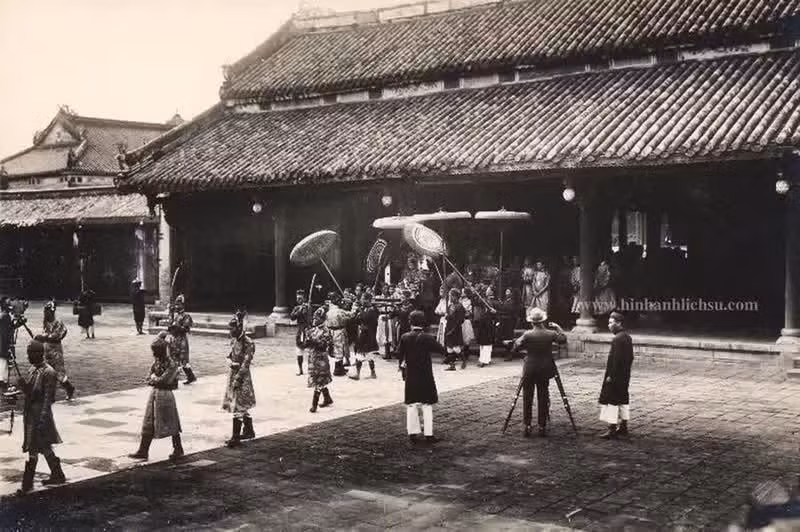 Le cortège royal passant par le Dai Cung Môn. Photo d’archives