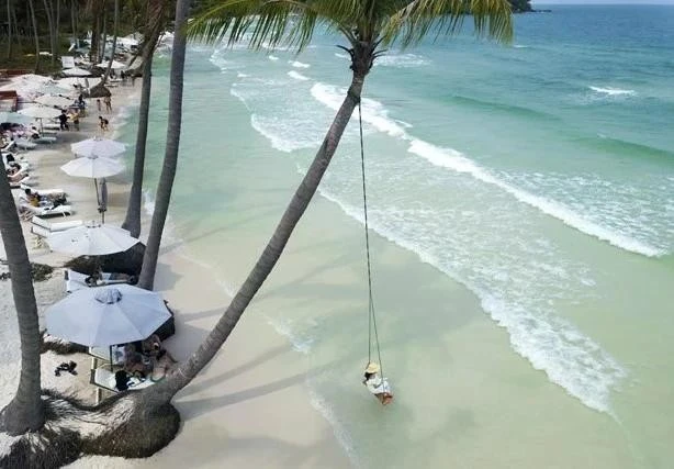 Hon Thom, à Phu Quôc, séduit par ses eaux cristallines, son sable fin et ses cocotiers inclinés sous le soleil toute l'année. Photo: VietnamPlus