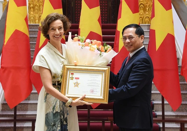 Le vice-Premier ministre et ministre des Affaires étrangères Bui Thanh Son remet à la directrice générale de l’UNESCO, Audrey Azoulay, l’insigne « Pour la cause de la diplomatie vietnamienne». Photo : VNA