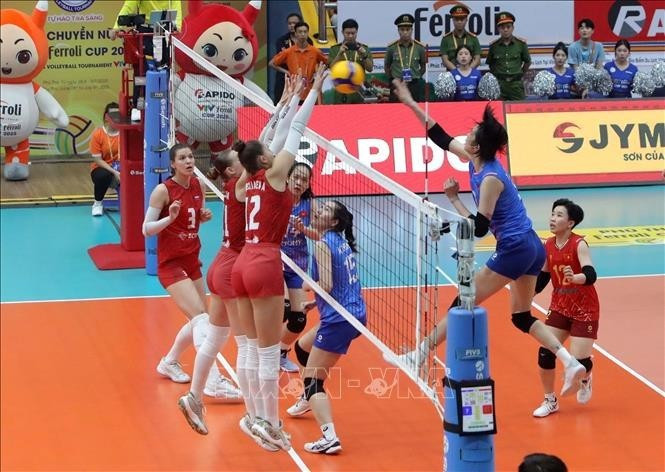 Les joueuses vietnamiennes et russes lors de la finale de la Coupe Ferroli VTV 2025. Photo : VNA