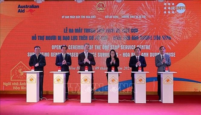 Lors de la cérémonie d'inauguration de la Maison Anh Duong Hoa Binh. Photo: VNA