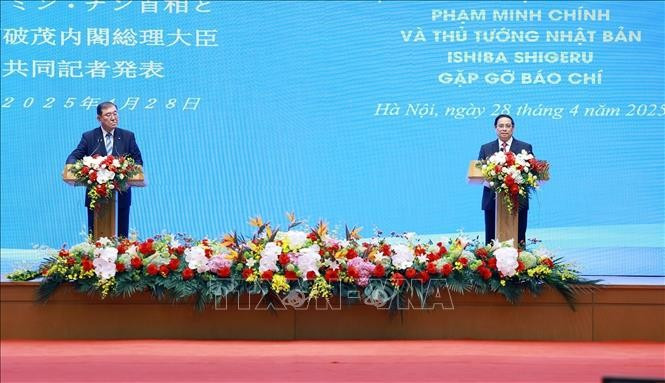 Le Premier ministre Pham Minh Chinh (à droite) et son homologue japonais Ishiba Shigeru, lors d’une conférence de presse conjointe à Hanoï le 28 avril. Photo: VNA