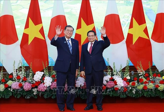 Le Premier ministre Pham Minh Chinh et son homologue japonais Ishiba Shigeru, avant leur entretien, à Hanoi, le 28 avril. Photo: VNA