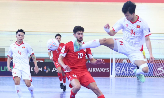 Le Vietnam (en blanc) s’est imposé 2-0 face au Liban lors du deuxième match du groupe B de la Coupe d’Asie de futsal AFC 2026, au Vélodrome de Jakarta, le 29 janvier. Photo : AFC
