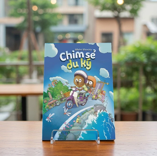 Chim sẻ du ký (Les aventures du moineau) est l’histoire d’un périple entre deux cousins à la découverte d’un pays fascinant et en pleine transformation, sous la forme d’un livre “cherche et trouve” rempli de petits détails. Photo: olivierblanchin.com