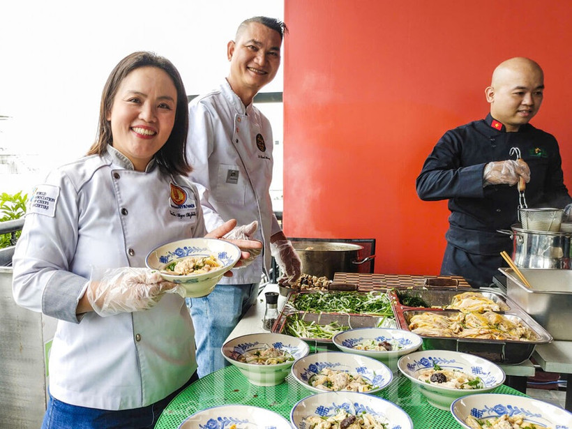 La présentation du phở aux invités lors de la conférence de presse. Photo: CVN