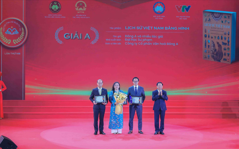 Trinh Van Quyêt, secrétaire du Comité central du Parti et chef de sa Commission de la sensibilisation, de l’éducation et de la mobilisation des masses, remet les prix A aux lauréats. Photo: VNA