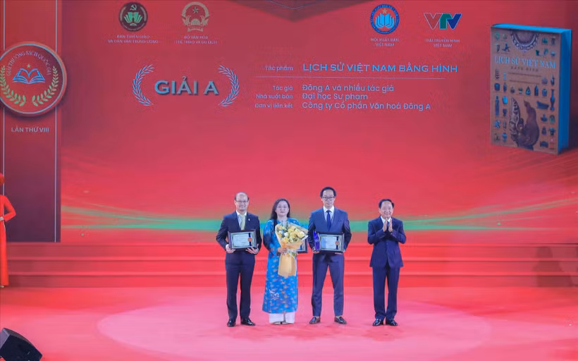 Trinh Van Quyêt, secrétaire du Comité central du Parti et chef de sa Commission de la sensibilisation, de l’éducation et de la mobilisation des masses, remet les prix A aux lauréats. Photo: VNA