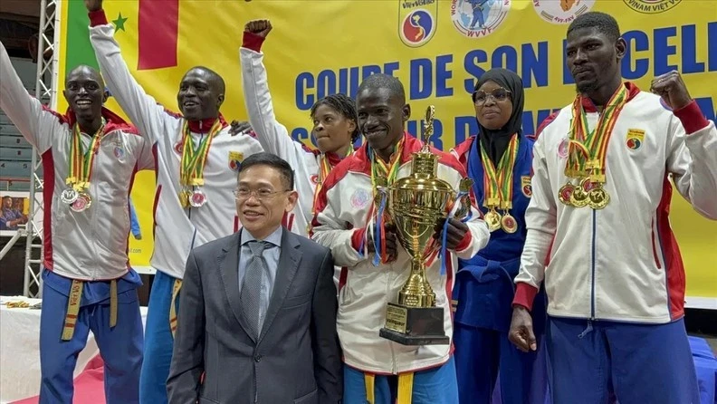 L’ambassadeur Tran Quoc Khanh a également remis des médailles aux pratiquants gagnants. Photo : VNA