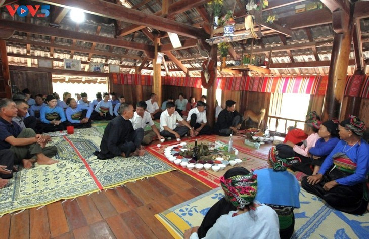 Le Mo Muong est une forme de rituel chanté traditionnel, pratiqué dans les cérémonies spirituelles des Muong. Photo: VOV