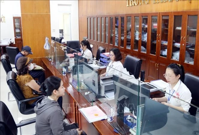 Traitement des procédures administratives au guichet unique de la ville de Dông Hoi, province de Quang Binh (Centre). Photo : VNA